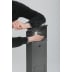 Handdesinfektionsspender HDS 124 mit Armhebel in schwarzer Metallbox, Person bedient den Spender mit dem Armhebel
